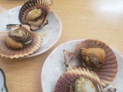 サザエストリートでヒオウギ貝、ハマグリをいただく。