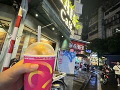そのまま吸い寄せられるようにバインミー向かいのカフェで気づいたらココナッツコーヒー買ってました

店名　KAFA Cafe

ワンサイズ　スタバのベンティサイズ位で5万ドン　美味しすぎる！！！！！
Cong Ca Pheは甘々＋甘だったがここは苦みもそこそこあって個人的にはこっちのほうが全然美味しかった