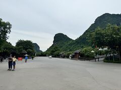 ニンビンの街中の家も何もない原っぱで止まり先に待機していたプリウスに乗り換えるよう言われシャトルプリウスでチャンアン到着

予定より少し早い7:15、思ったより入り口は何もない

写真右側がチャンアンボート乗り場方面で左がチケット購入場所、私の後ろにバイクの駐輪場がありこれはわかりやすかったので猛暑の時期でなければニンビン駅から原付も良さそう