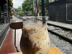 トレインストリートもぎりぎり徒歩圏だったけれど到着時刻14時、一番暑い時間でもう本当に歩けない暑さなのでグラブします

グラブ14.560ドン

事前に調べても入口がイメージ湧かなかったんですが
踏切からは入らず、北の踏切からさらに線路沿い北に1‐200m歩いたところに線路に入れる道がわかりやすくあって更におばちゃんが座ってたのでそこから入りました。グラブで降りた場所がそこだったからもしかしたら踏切からも入れるのかもしれませんが不明


迷わずココナッツコーヒー　確か7万ドン位　観光地価格
この暑さにしみわたる～～～～～～～

