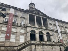ボルサ宮殿です。
予約なしで行ったので、1時間後のガイド付きツアーに。