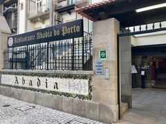 気を取り直して、FADOハウスの隣のトリバスの名店といわれるお店へ。