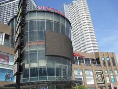 ビンコムプラザにやって来ました。

大きなショッピングモールで、海と街中のちょうど中間あたりに位置します。