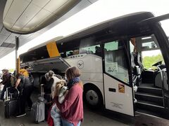 フランクフルト国際空港到着

往路は１４ユーロのFLIXバスで４時間かかったが
帰路は２時間３０分