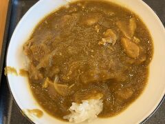 カレーもあったけれど
いつものJALの美味しいカレーではなく・・・
バーモンドカレーのような味

盛り付けも下手だし仏頂面でサーブされて
thank you と言っても無言
まあ外国ではそんなもんか

ラウンジ利用者はJAL便だけではなく
韓国のエアライン利用者も多かった

ラウンジでたくさん食べて飲んで
乗り物酔いの薬を飲んで耳栓して
機内ではただひたすら寝た

足元が広い席がいいと非常口前に座ったパートナーは
寒くて眠れなかったと
どうやら、前方から風が流れてくるので寒いみたい
