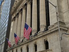 ニューヨーク証券取引所。
１９０３年建築でギリシャ神殿のような造りです。
世界中の株式取引に大きな影響を与える世界経済の中心です。
毎日の上がり下がりに一喜一憂しております。