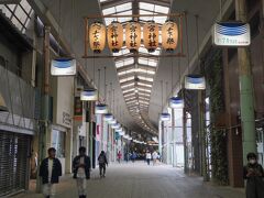 尾道駅に到着して、本通り商店街に向かいます。