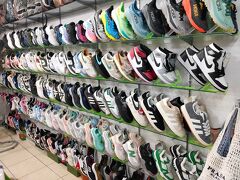 まずは両替　１万円→２３３０バーツ
ナイトバザールを　うろうろ
