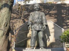 次は浄土寺に向かいます。
西郷四郎の碑は、もうすぐ浄土寺という通りの山の手側。通りを歩く人を見下ろしている銅像です。ちなみに、西郷四郎は、明治時代、講道館の四天王と呼ばれた柔道の達人。山嵐という大技が得意技。療養のため、尾道に来て、浄土寺の近くの吉祥坊に住み、大正11年に亡くなったということです。