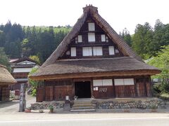 五箇山温泉がある上梨には，「村上家住宅」という重要文化財に指定されている建物があります．