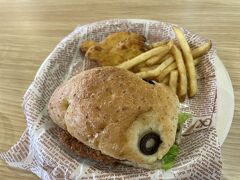 博物館に向かう途中で道の駅を見つけてたので
そちらでお昼ご飯
恐竜バーガーが可愛い！
中身は若狭牛のメンチカツで肉汁が凄かったです。