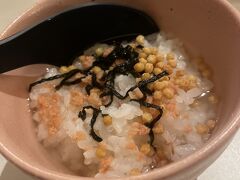 ホテルに着きチェックインをすると
丁度お茶漬けビュッフェの時間でした。
のどぐろ出汁と加賀棒茶の2種類あり
中の具材は自由に組み合わせできましたので
しっかりおかわりさせて頂き2種類とも楽しみました！