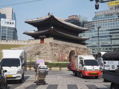 （地下鉄）鍾閣 ⇒ ソウル駅 ⇒ 会賢

9時15分、お土産を買いに南大門市場へ。