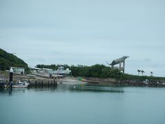 細崎海岸へ到着
人がほぼいないので、ちょっと寂しい
漁港から隣にある海人公園のマンタ展望台が見える