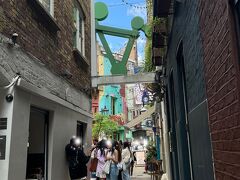 Thomas Neals Centreを抜けたその先にある、この細～い小路は大好きな Neal's Yard（ニールズヤード）

コヴェントガーデンに来ると用もないのに覗きたくなる小径です。

この小路を入って行くと...。


