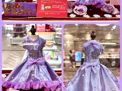 レビューショップ１のミニドールをパチリ☆

いつもならポスターのトップ娘役さんのお衣装を再現しているのですが、今回はポスター発表が公演初日ギリギリだった（３日前だったかな？）ので、とりあえず組カラーの紫を使ったデザインにしたようです。