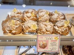 １６：００

宝塚阪急で大好きなエストローヤルのシュークリームを買って帰ります♪

定番のものは大人気なのでこの時間でも売り切れて買えなかったのですが（泣）、宝塚阪急限定のシトロン（レモン）もサッパリしていて美味でした！

神戸・元町の南京町（なんきんまち）に本店があり、大学生の頃（いつの話？笑）いろんなお店のシュークリームを食べ比べしてから不動のナンバー１。

うめだ阪急では期間限定出店していたりしますが、宝塚阪急では常設なのでまたリベンジしようと思います☆彡