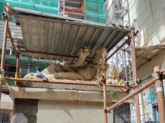 ○ニーロ象 Statua del Dio Nilo

ニーロ象は修復中
全然目立っておらず、写真を撮っている人もいなかった。

ネットをググってみると、ニーロはナポリのシンボルとも言われていて、ナポリの随所にその像があるそう。
古代ギリシャ・ローマの時代のもの。「ニーロ」はイタリア語で「ナイル」の意味で、ニーロはナイル川の神で豊穣の神とされているそう。 
