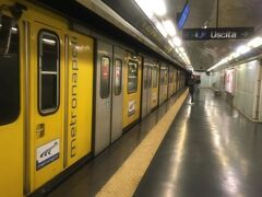 ▽ダンテ駅

スパッカナポリからトレド駅まで歩いても近いが、1日券を持っているので活用しないと元が取れない。
ダンテからトレドまで1駅なので電車を待つ時間を足したら、返って時間のロスかも知れない。