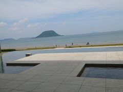 1時間半ほどの走行のあと、無事到着。
エントランスを入ると、いきなり海と島の絶景が！
この場所は東館と西館のつなぎ目です。

ぽっかり浮かぶ島はたぶん宝島。この島の宝当神社（ほうとうじんじゃ）で購入した袋に宝くじを入れて毎日お祈りすれば、きっと当たる、と言われています。実はハナも数年前に試したんですよ。でも、全然当たりませんでした。信心が足りなかったのかなぁ…


