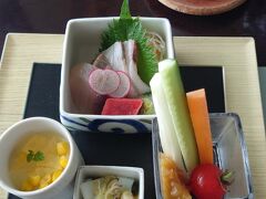 講演会の前に腹ごしらえ。和食の「松風」で6月の紫陽花ランチ。
まあまあというか、期待してたほどではなかったかな…
講演会の絡みでしょうか、満席でした。予約していなかったら、食べ損なったかも。
写真は前菜。このあと、メインには鶏料理が出ました。