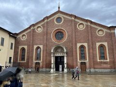 入館まで時間があるので、サンタ・マリア・デッレ・グラツィエ教会を見学します。
左手の白っぽい建物は、最後の晩餐見学の入り口です。