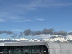 マルペンサ空港につきました。一旦、空港の外に出てアルプスの眺めを堪能します。