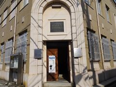おのみち歴史博物館　もロープウェーのりばの途中にあったので寄ってみました。
歴史ある建物はは旧尾道銀行。尾道の歴史と繁栄ぶりを改めて知ると、廻りたいところが沢山。
中世より歴史がある交通の要所800年を超える歴史のある町。北前船が寄港したことにより、豪商たちが沢山いて、豪商たちは山側にお寺を建立し、街を整備し、戦禍にも遇わなかった為、今も風情のある町並みが残っています。
お寺が沢山あり、お寺を巡るツアーもあるようです。

