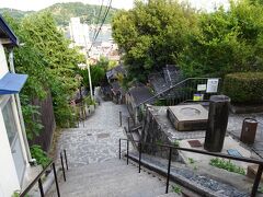 千光寺から、　千光寺新道の階段を下っていきました。
林芙美子の東京の書斎を再現した記念室や志賀直哉の旧居　などのある道
・・・で・・す・・が・・