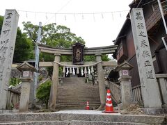 御袖天満宮　11世紀創建
学問の神様、菅原道真をお祀りしています。
約５メートルの一枚石が55段、最後の一段だけは、わざと石を継いであります。
一つ一つが知ると贅沢な造りになっています。
