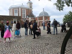 グリニッジ天文台です。料金がかかるので柵の外から。
子午線を跨いで記念撮影をしています。この線から遥か東の地域のことを「極東」と呼ぶ人たちがいます。