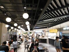 夕食をどうしようかと相談した結果、途中の「西面駅」にあるロッテ百貨店・釜山本店の地下にあるフードコートで食べることになりました。