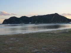 ●興津海水浴場＠JR/上総興津駅界隈

口の中が火をふいたまま（笑）、近くの海水浴場にやって来ました。
「興津海水浴場」です。
