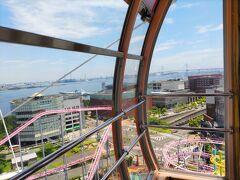 観覧車に乗りました。
土曜日の11時過ぎ頃。待ち時間ほぼナシ。

ジェットコースターや遠くにベイブリッジが見えます。

久しぶりに大きな観覧車に乗ったら、ちょっと怖かったです。
頂上に上がりきる直前くらいが一番怖い。

意識したことなかったけど、私ちょっぴり高所恐怖症気味なのかもです。
息子もかなり怖がっていました;(∩´ー`∩);