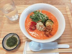 四条駅から歩いて10分弱、まずは朝食に「富小路粥店」でお粥を食べました。
こちらは季節限定のトマト粥。
お粥とは思えないほどあっさりしていておいしかった～