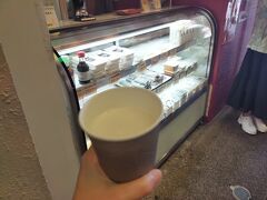 錦市場を出る直前に「錦そや」であたたかい豆乳を頂きました。まさに豆乳そのもの。