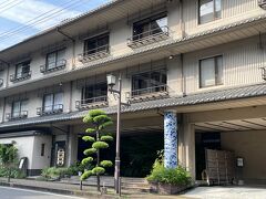 本日の宿　湯元荘東洋館

宮本武蔵が逗留したとされる「宮本武蔵所縁の宿」

玄関脇には有田焼の陶柱