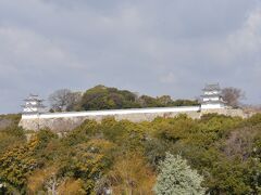ＪＲのホームから山側を望むと、明石城の巽櫓と坤櫓が見えます。
