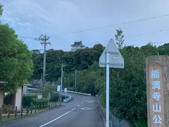 小山城の模擬天守がみえます
駐車場に停めて歩いてみましょう

小山城は、
桶狭間の戦いの後、武田と徳川が長年攻防を繰り返したお城
武田の甲州流軍楽の築城法がみれることで有名で
諏訪原城を追われた武田軍が拠点にするも
高天神城が落城すると、自ら火を放ち甲府へ逃げ廃城になりました