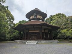 忍者博物館のすぐ奥には、変わった建物がありました。
俳聖殿という、伊賀出身の松尾芭蕉の生誕300年を記念して、昭和17年に建てられた建物です。
２階は松尾芭蕉の笠と顔を表しています。
１階は蓑と衣を表しているとか。
そう言えば、日本全国を旅していた松尾芭蕉は伊賀の忍者、スパイだった説もあるそうです。