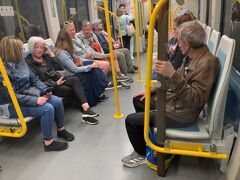 ポルトもリスボンと同じで坂がきついです。
サンベントから川を渡って１駅ですがトラムで移動です。
長旅になるので、お金を払って体力温存です。