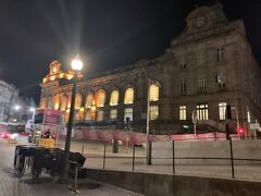 アパートを出るとすぐにサンベント駅です。真っ暗。
トラムが動いていない早朝だったのでUBERを予約しておきました。
UBERの予約機能は、非常に便利です。ただ、地域によっては、割高になる場合があるので注意です。
サンベントからポルト空港まで、約2000円です。

