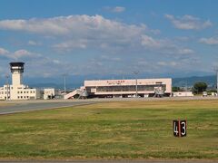 飛行時間は４５分ほどでおいしい山形空港に到着。

山形空港の名前が「おいしい山形空港」だと初めて知りました。