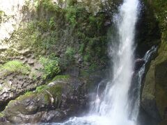 釜滝

落差22ｍ。滝壺が窯の底を思わせる、のが名前の由来
滝壺付近の滑らかな岩は、柱状節理よりもさらに古く、太古の伊豆半島が海底火山だった頃の地層！

１つ目の滝で、2万5千年前＆1000万年前の地層に出会える
荒々しくもどこか懐かしいような、見たことのない景色をたくさん見せてくれる大好きな伊豆。やっぱり伊豆は、すごくて楽しい！