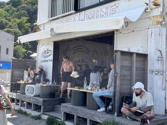 そんな吉佐美の入田浜の砂浜の目の前にあるピッツェリア FermenCo.（フェルメンコ)で遅めのランチ
しかし、インバウンドの影響か？外国人客で店は満席なので、ビールをテイクアウトして浜辺で浜辺で待つ事に・・・