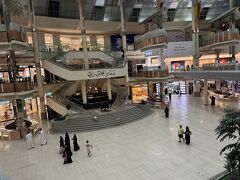 1時間ほど散歩してキングダムセンター下層階のショッピングモールへ
夜10時過ぎてもいっぱい人がいます
やはり昼は出歩かないんですねー