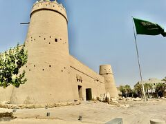 気温摂氏45度の中30分歩いてマスマク城に到着