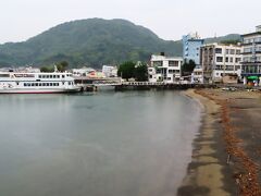 朝からしっかりと雨降ってました。
旅行の時ってなんだかんだで降られずに済むし、今回も大丈夫だと思ってましたｗ
旅館のすぐ隣の三津海水浴場にも冷たい雨が降り続いています。

ここもラブライブ！に出て来るみたいです。