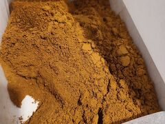 腰掛庵 （こしかけあん）のわらび餅を一口食べて、あまりの美味しさに驚愕する私。

これはただものではないぞ、と調べてみると

あの秋元康さんやサッカーの中田英寿さんが雑誌で紹介するほどの有名店であることが発覚。

深煎りした　香ばしい黄金きな粉はコーヒーのような香りを放っており、中のわらび餅はぷるんぷるんそして溶けるといった具合で口の中が幸せで満たされます。

明日も買いに行くことにしました。