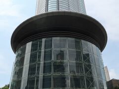 六本木通りを渋谷方面に向かって5～6分。六本木ヒルズに到着。六本木ヒルズは詳しくないので、看板の案内に従って進みます。